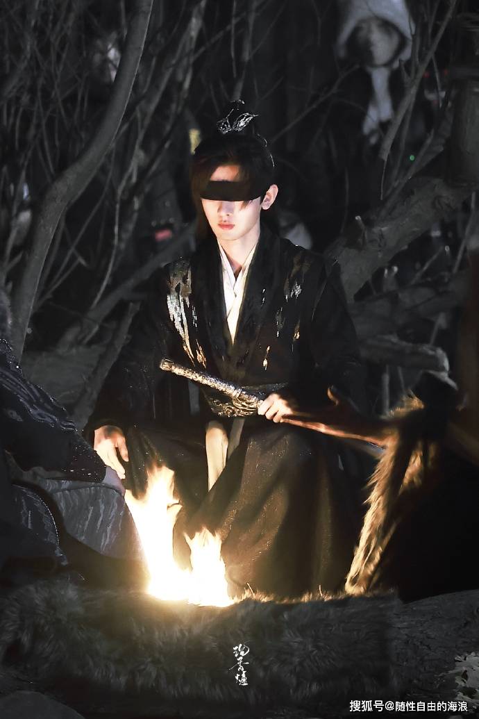 成毅的王权富贵一身黑金色的衣袍,黑色丝带蒙住双眼,李一桐的清潼在旁