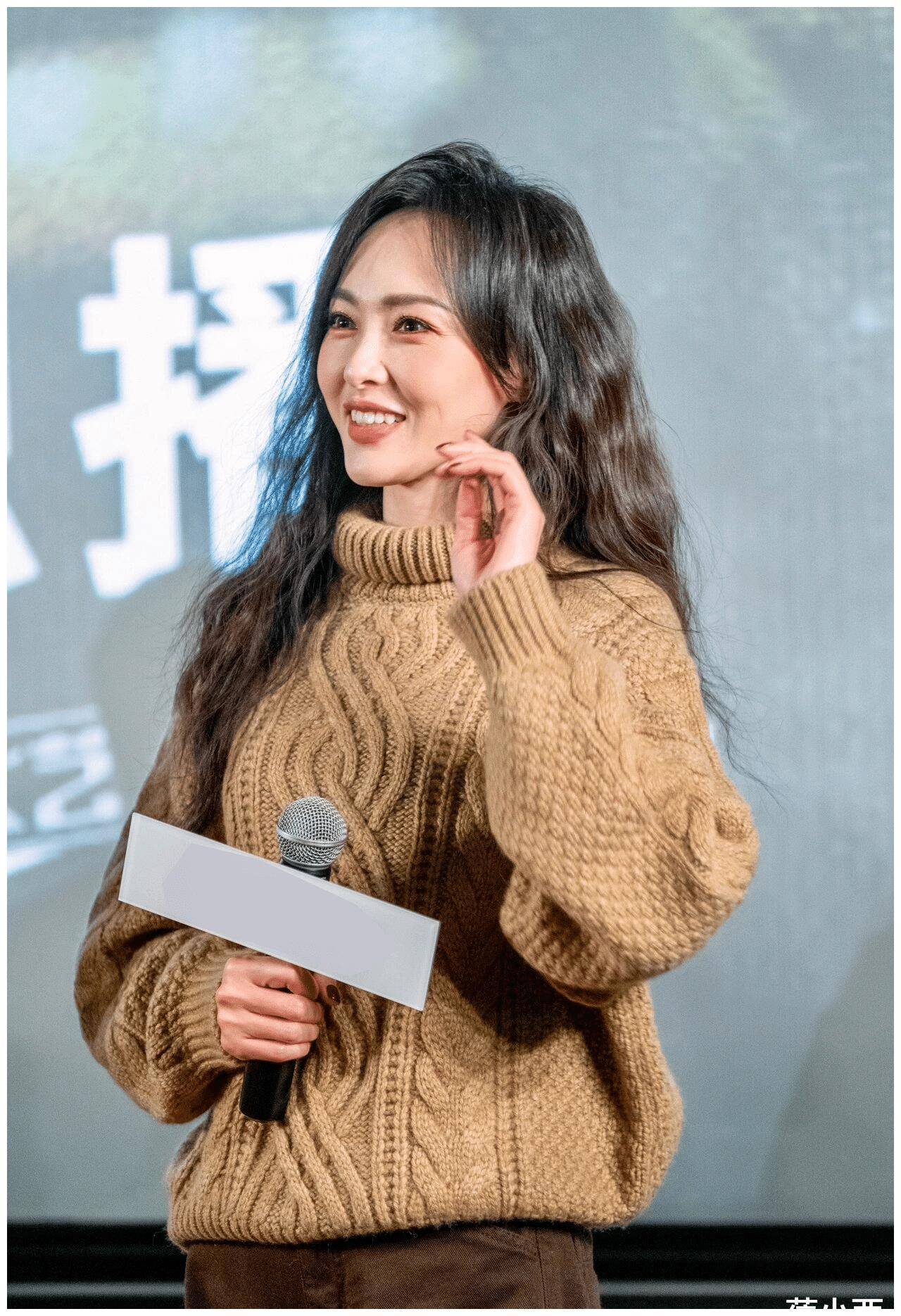 通过对唐嫣毛衣 香蕉裤的穿搭分析,我们可以发现,她的穿搭风格越来越