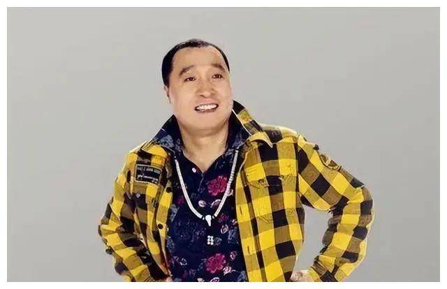 在节目中,赵本山巧妙地安排了张小飞与邹德江同台,而张小飞则在表演