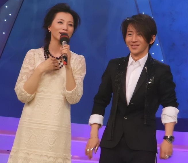 刘谦时隔五年再登春晚,网友喊话董卿回归,他们经历的风波真不少