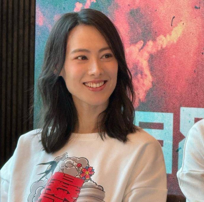 梁洛施参加电影展无名指戒指十分抢眼,网友:这是有新恋情了吗?