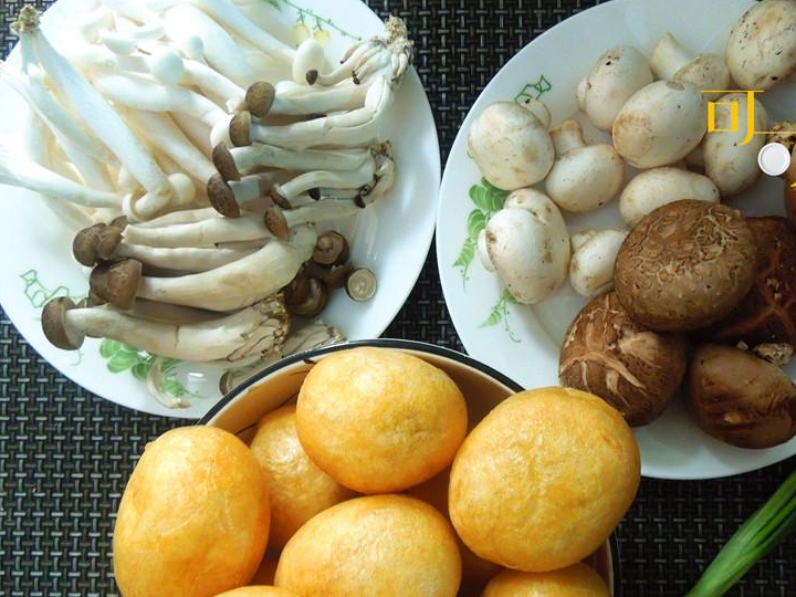 冬天来这一锅菌菇煲,加了它又软又糯吸饱汤汁,超级简单快来看!