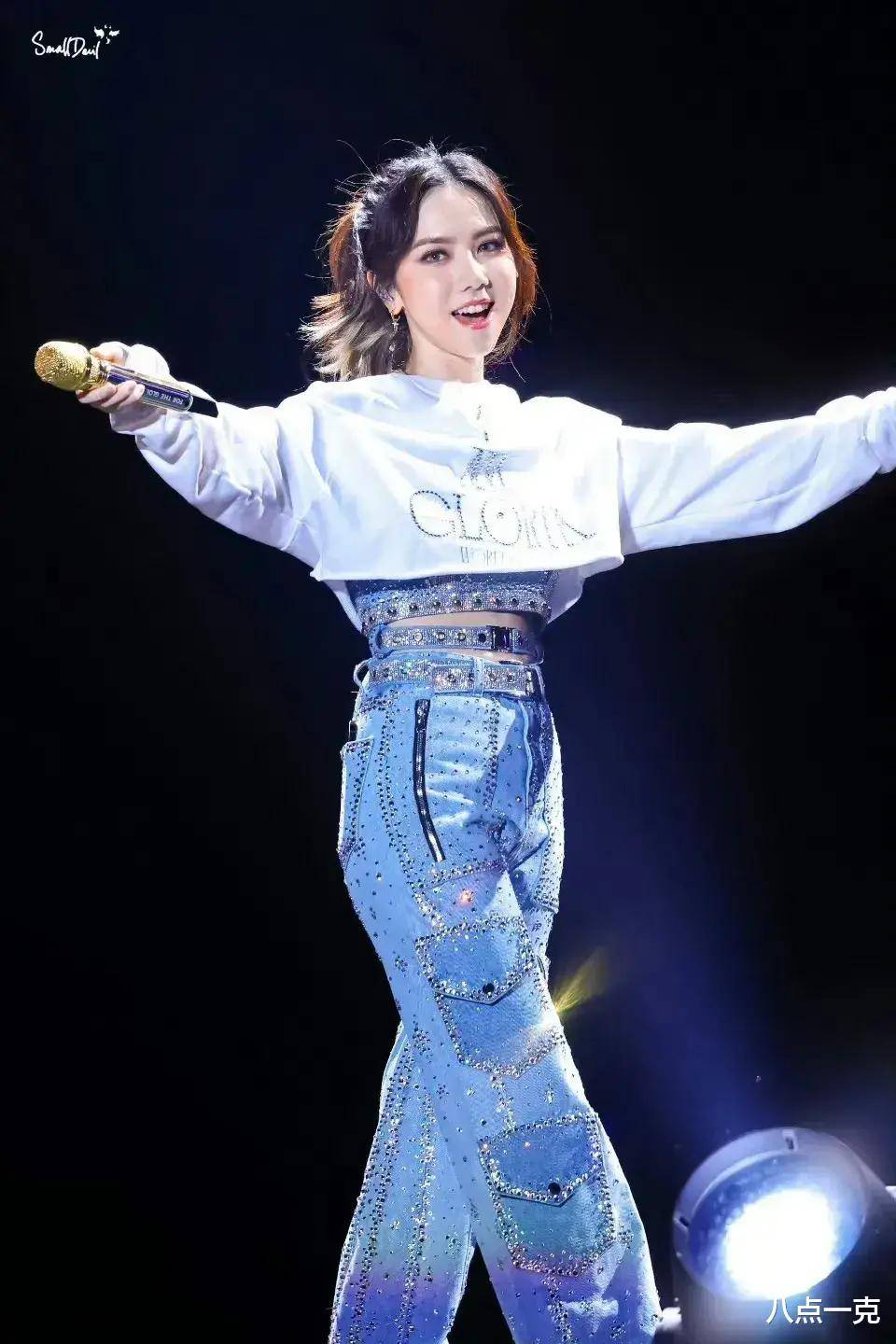 并在邓紫棋19岁的时候就帮她在红馆开了个人演唱