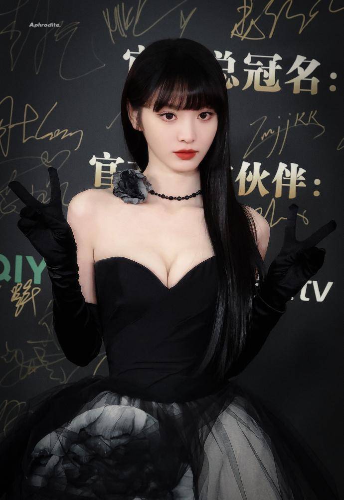 田曦薇微博之夜:暗黑公主裙闪耀现场,优雅气质吸引眼球_魅力_细节
