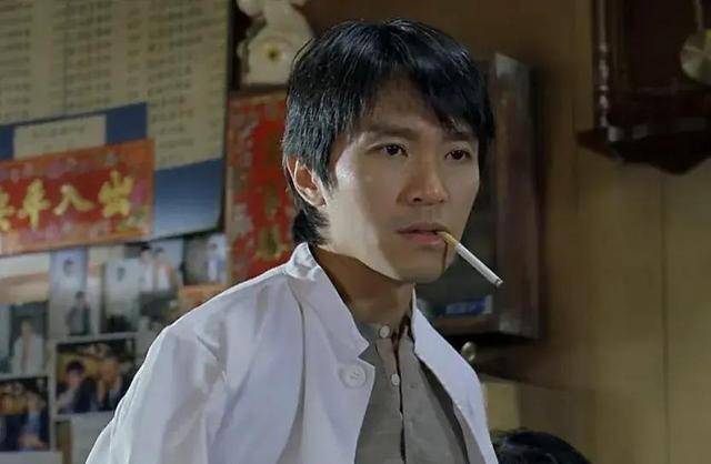 周星驰搂着大小杨哥聚餐,星爷头发花白了!