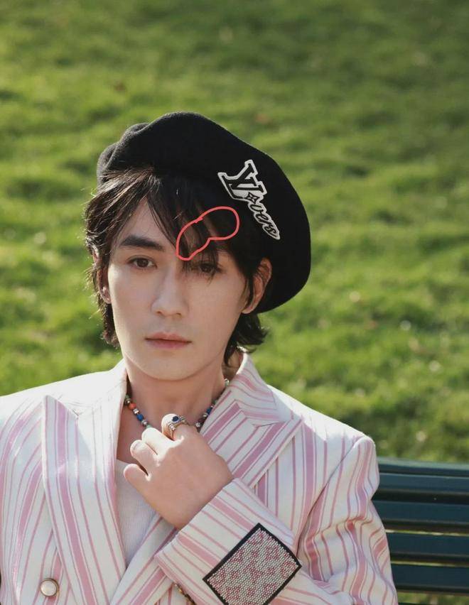 朱一龙额头惊现大块伤疤,网友热议不断,揭秘背后故事!_龙的_事件_事业