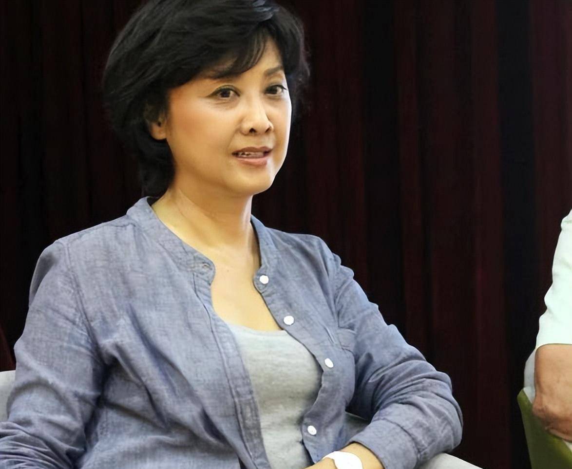 看见71岁朱琳老去的模样,才发现素颜时代的第一美女果然名不虚传_演艺