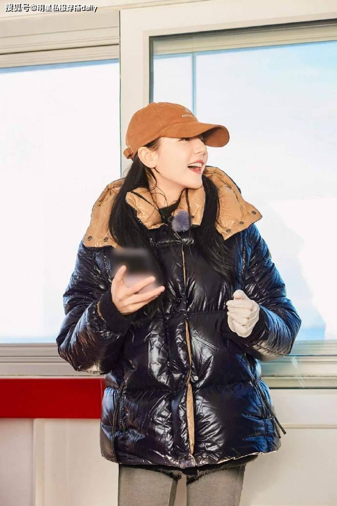 迪丽热巴手把手教你选羽绒服,红色喜庆黑色神秘,保暖美貌都有了_低调