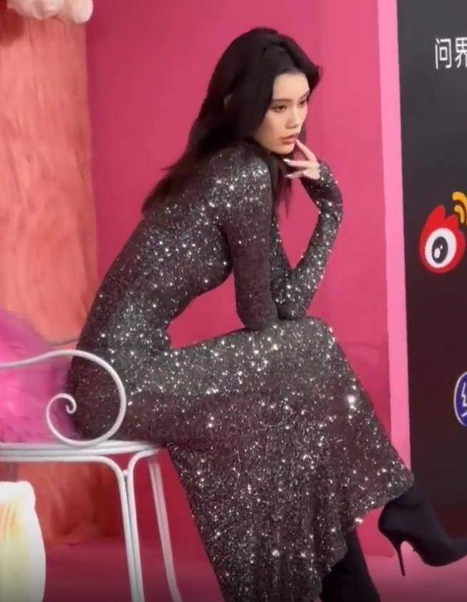 奚梦瑶走红毯曝光尴尬瞬间!透视裙外露黑内衬,网友:看的我脸红