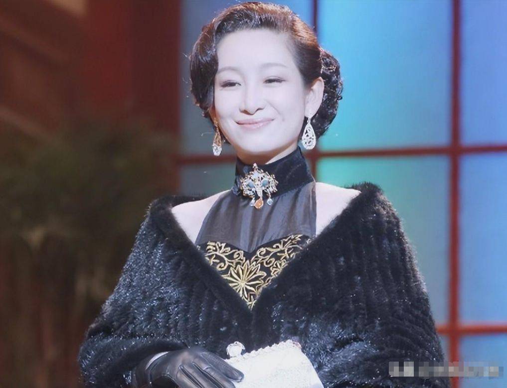 角色们言谈举止也失了年代感,更像是在模仿,而非真正融入那个年代.