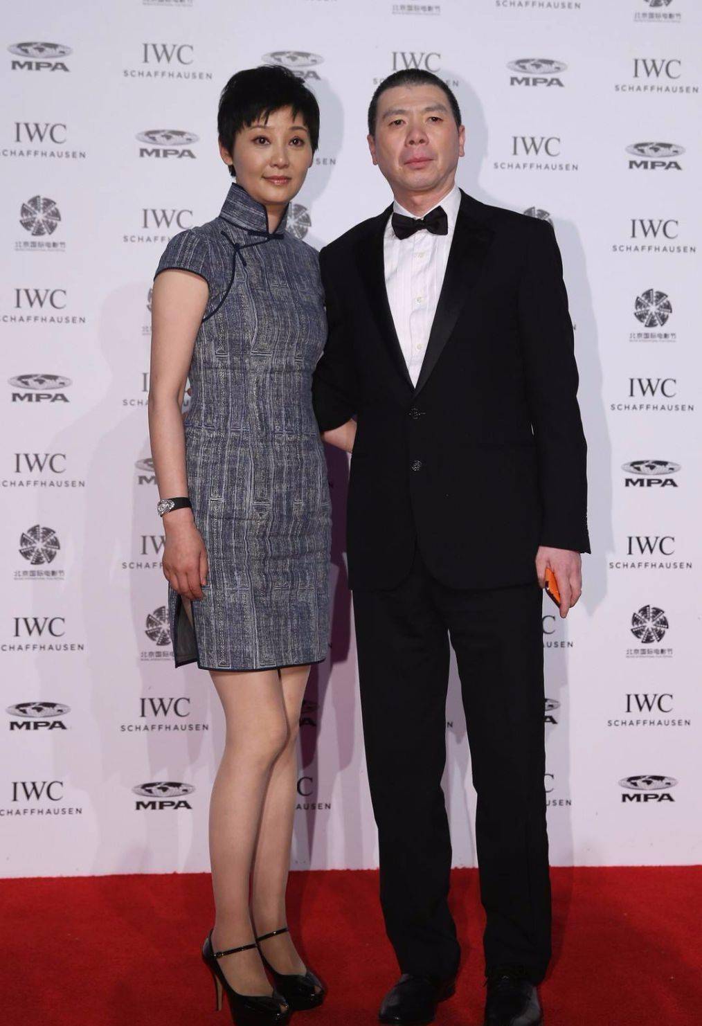 徐帆也有皱纹,穿刺绣旗袍搭高跟鞋,老了也一样优雅漂亮!