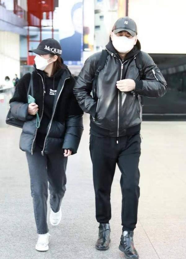 蒋勤勤夫妇年后机场首秀,陈建斌胖不少口罩都小了,她素颜好真实_黑色