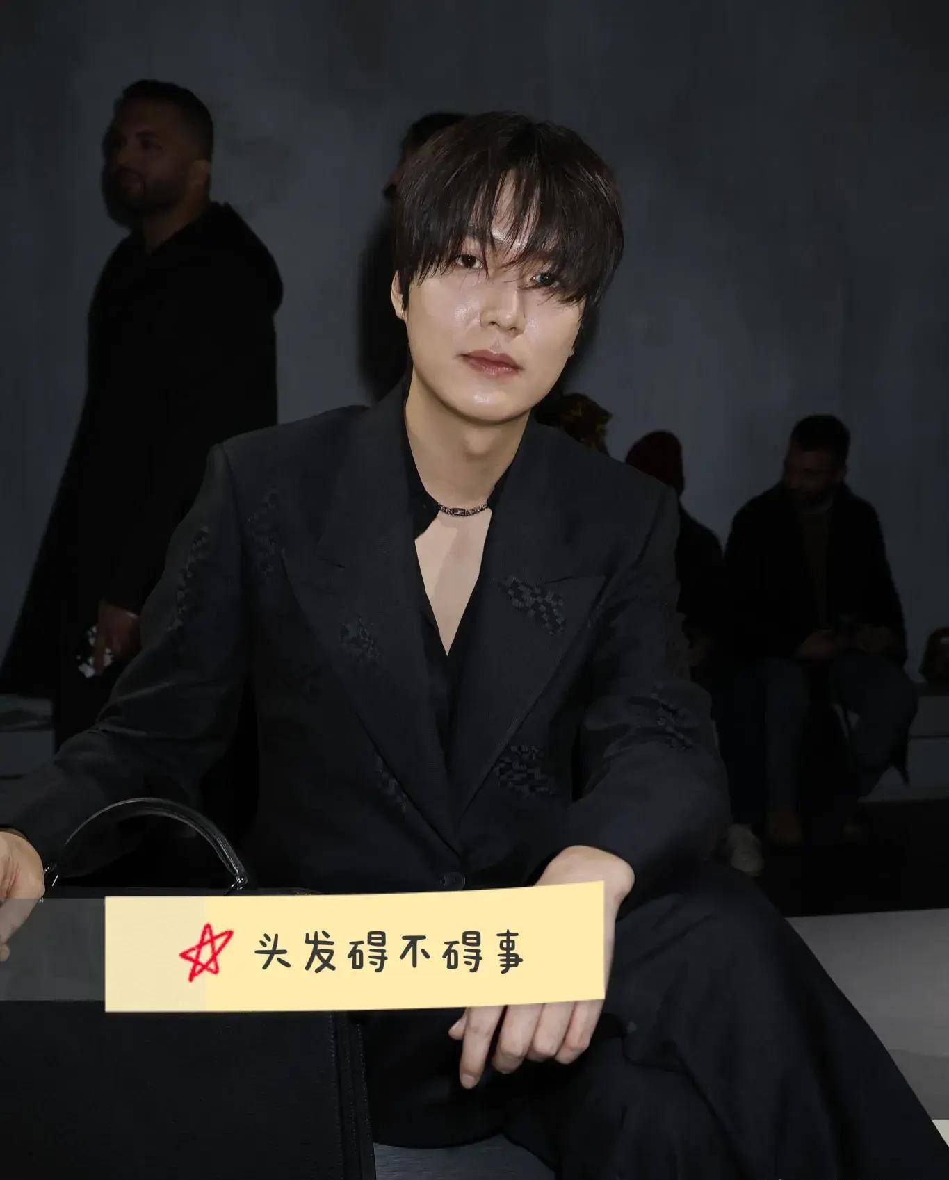 在几个人当中是年龄最小的,皮肤有点黄,粉打的跟李敏镐一样有点油