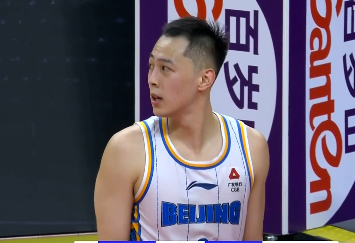 姜文恶犯沃特斯,杜锋直接开骂_动作_球员_亚当斯