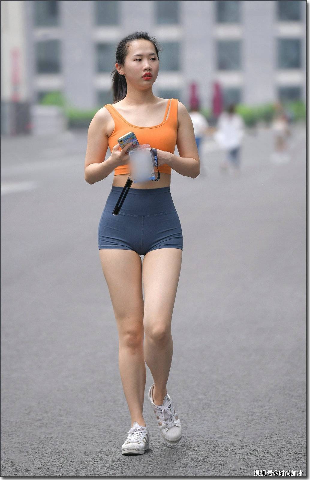 紧身运动背心加短裤套装搭配出运动时尚活力