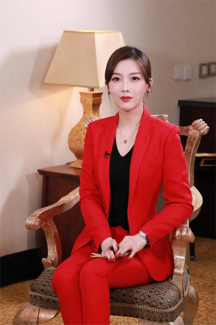 最美哈佛校花朱梓橦,一袭红衣礼裙亮相活动现场_红色_运动_成绩