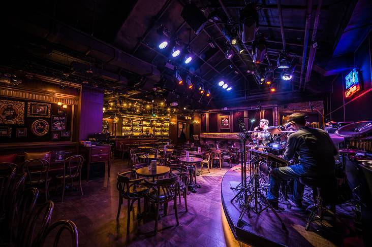 酒吧装修新潮流,点歌系统让你的酒吧成为城市音乐热点!