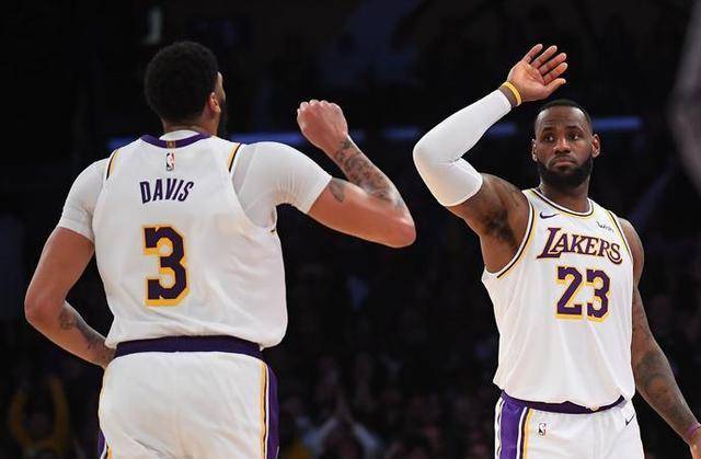 同时,字母哥曾与科比单独训练过,对科比的尊敬和学