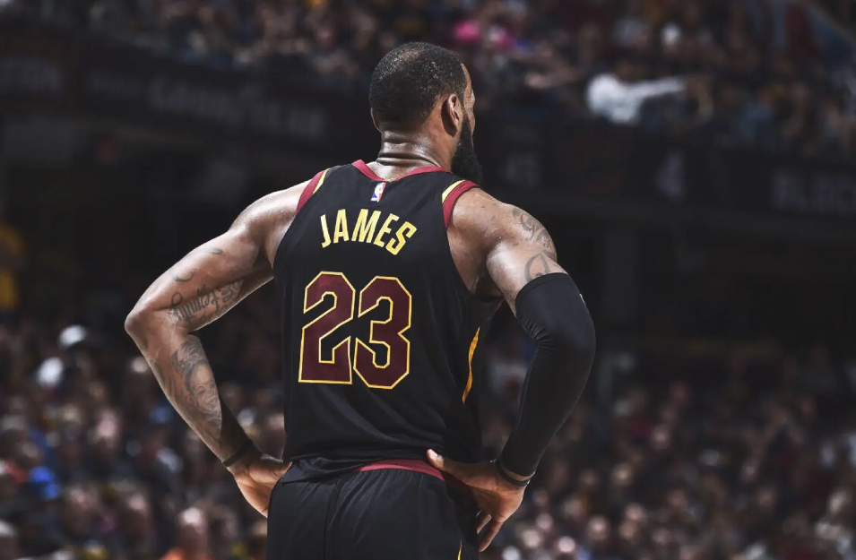 是美国第一高中生,骑士也毫不犹豫地用状元签选中了他,詹姆斯进入联盟