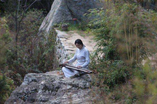 女网红隐居终南山修行