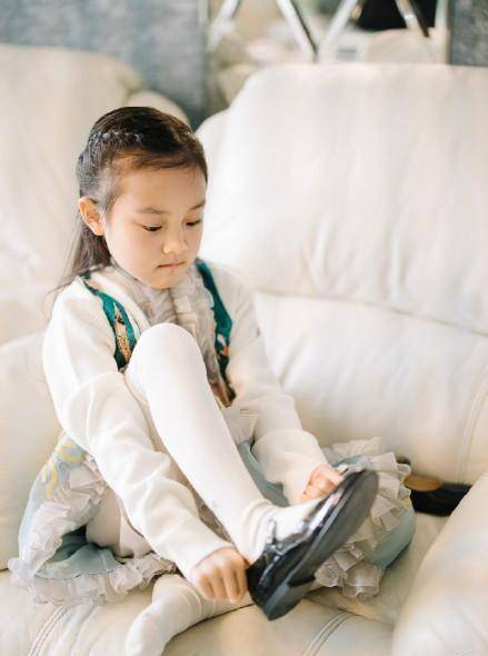 7岁甜馨长成大姑娘,穿运动装陪妈妈跳舞健身,这种乖巧让人心疼_少女