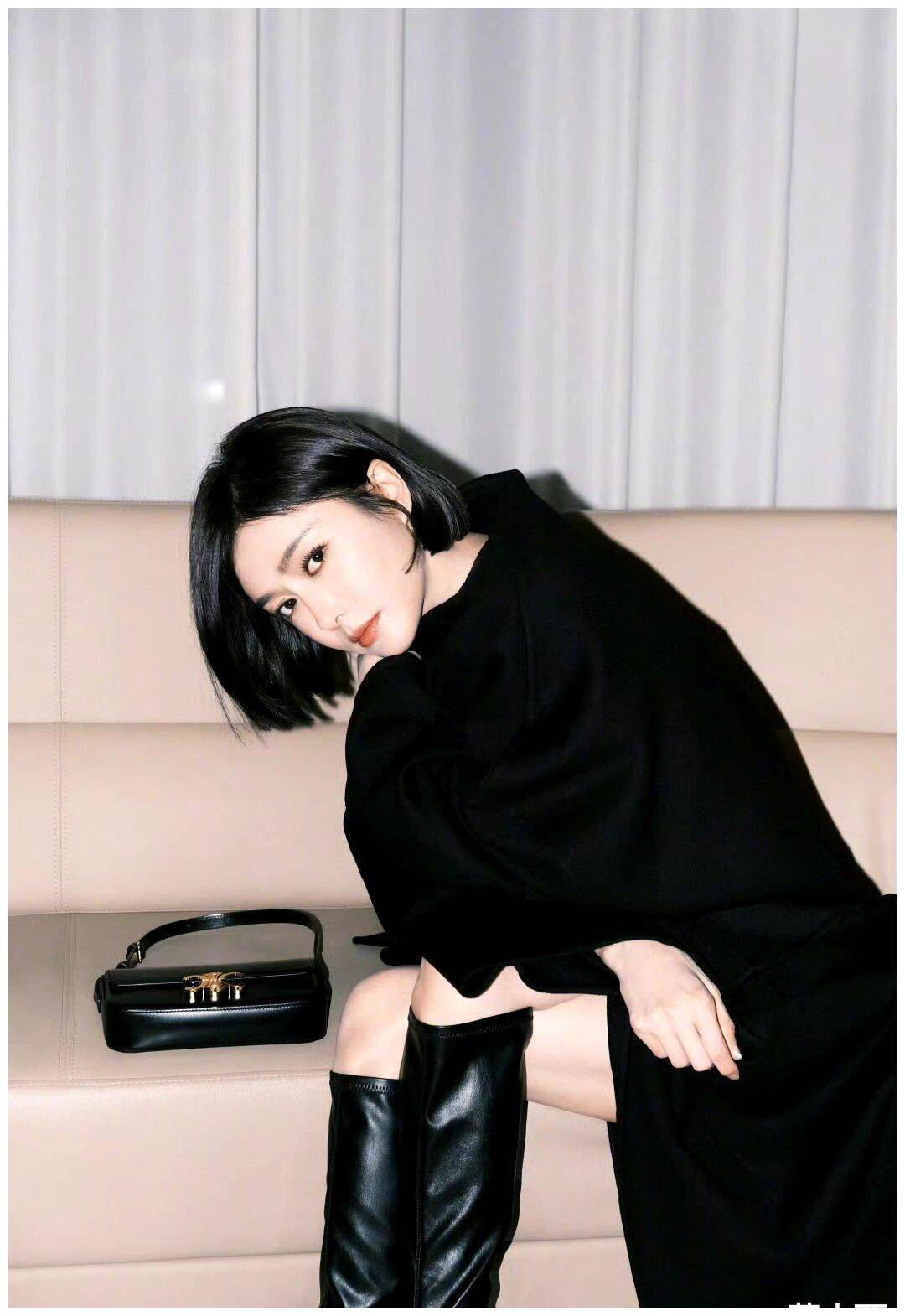 165的秦岚带火了一种新穿法:大衣 短裙 长筒靴,显瘦显高又洋气_时尚