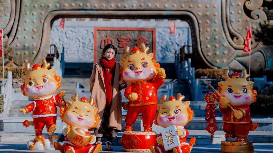 不仅有"盛放"的花,充满欢声笑语的乐园,还有可爱的"小龙人"陪你过年