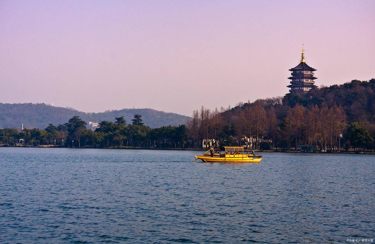 西湖無疑是杭州之美的代表,遊玩西湖可以步行,坐遊船,乘電瓶車,也可以