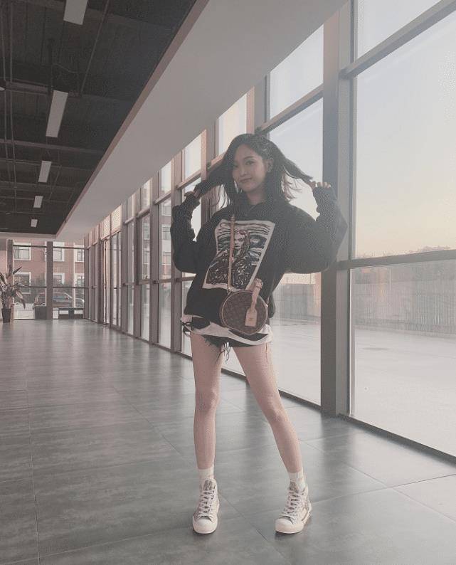 吴宣仪晒国外旅游照,穿短裤配长筒靴,说她是"腿精"我都信_造型_身材