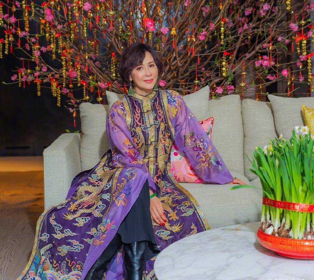 65岁刘嘉玲近照放出,身穿撞色运动风套装出镜,网友:真不服老_设计