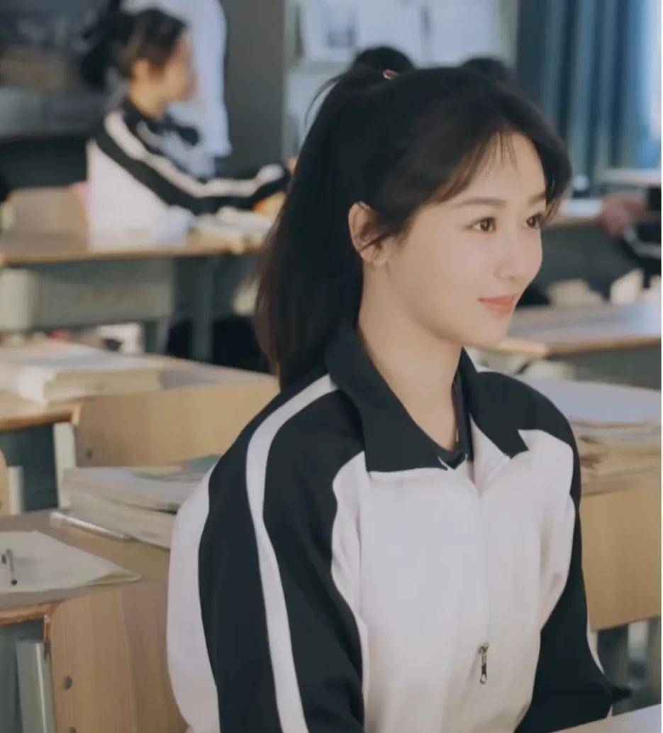 《要久久爱》首播亮眼,杨紫自然演绎引共鸣,剧情真实触动人心