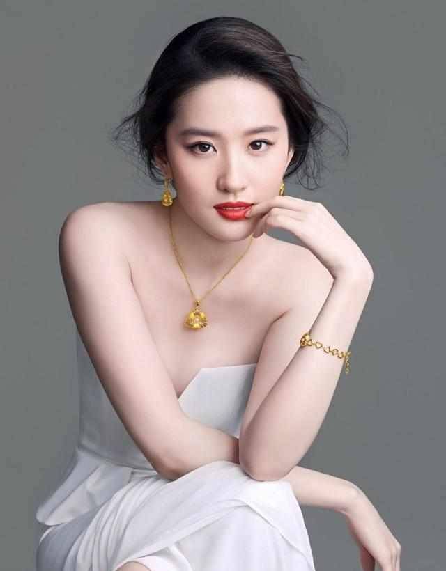 刘亦菲五官精致皮肤白皙,素颜照样"扛打",伪素颜妆容很重要_效果_眼线