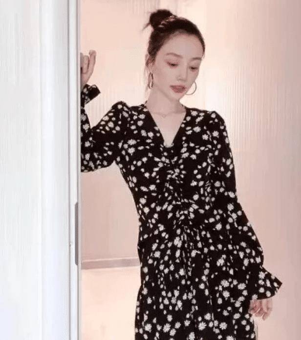 李小璐分手后大变样,近照堪比"整容",不料却被墙壁抢了镜_穿着_黑色