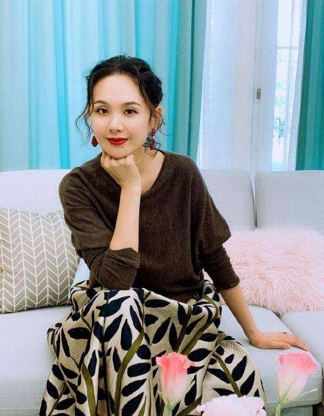 程莉莎春日赏花拍美照,印花裙装凸现女性魅力,人比花娇_程丽莎_郭晓冬