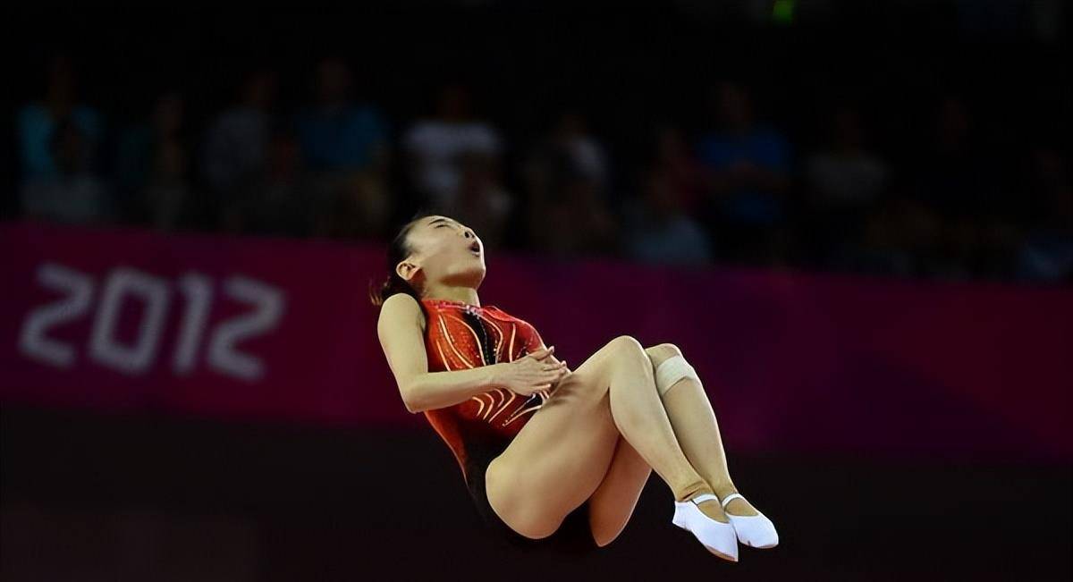 蹦床公主何雯娜:19岁夺奥运冠军,和陈一冰拍婚纱照,现状如何?