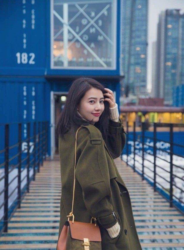 四十岁女人拍照别总剪刀手了,学会3个通用姿势,自然又好看