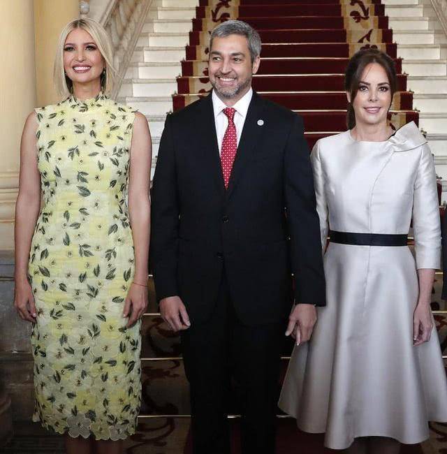 只见伊万卡身穿一款黄色的中式旗袍,让人不得不感叹伊万卡不愧是名媛