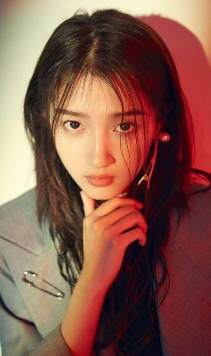 顶流女友的颜值"天花板",关晓彤晒照,肤白貌美大长腿一样不缺_国民