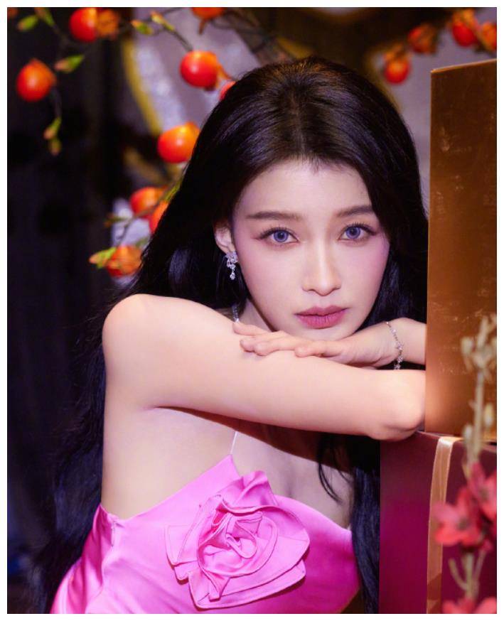 身材曲线完美很抢眼,咬唇靓照不似生过孩子_女明星_保养_容貌