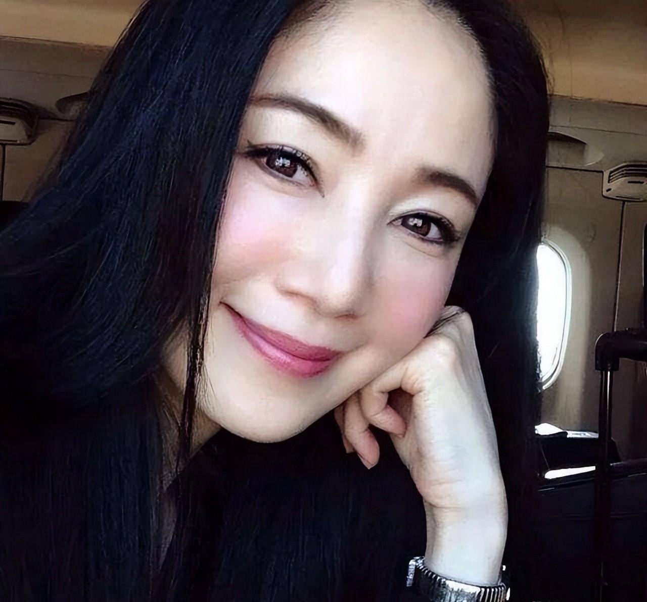 回顾:57岁大妈就喜欢小的,换了一个又一个,现任仅比儿子大2岁_王春花