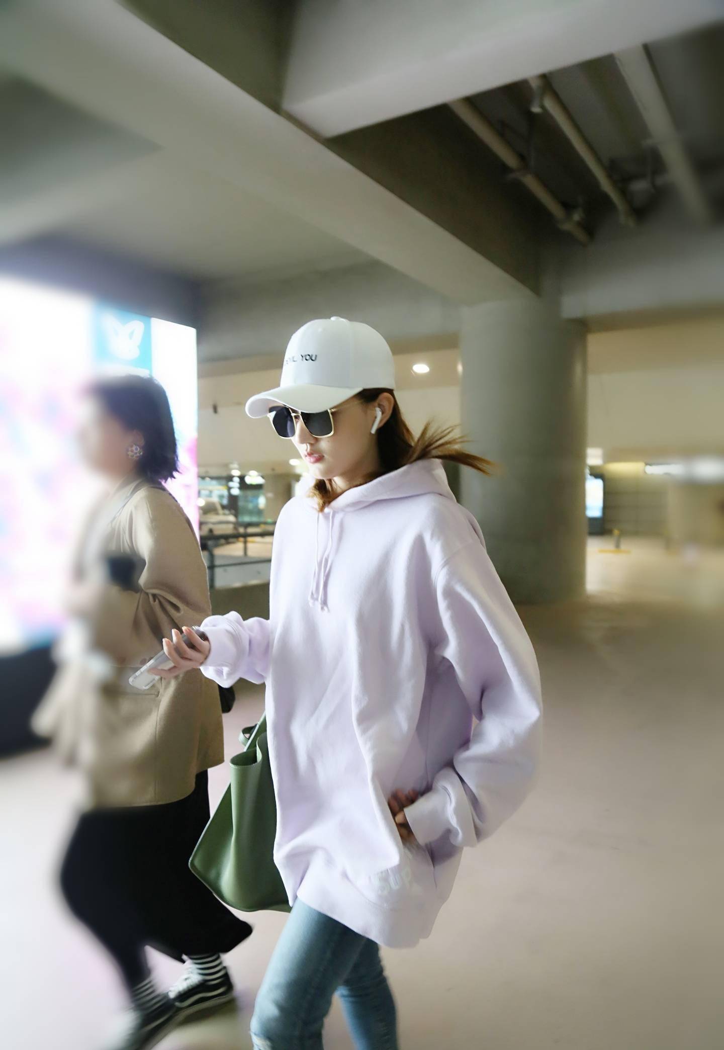 徐璐穿卫衣,时髦又显瘦,开春带火了的节奏_牛仔裤_的设计_内容