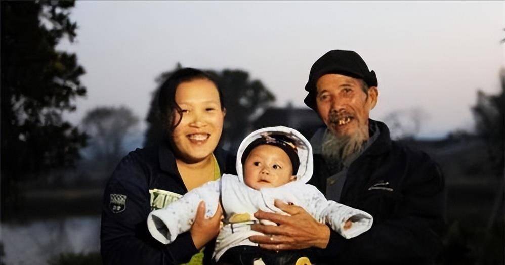 文长林一家(图片来源于网络)孩子三个月大的时候,张凤和文长林带着