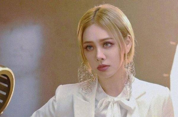 就比如在最后的采访中,李斯丹妮,张雨绮,万茜等人一起穿着曾经的团队