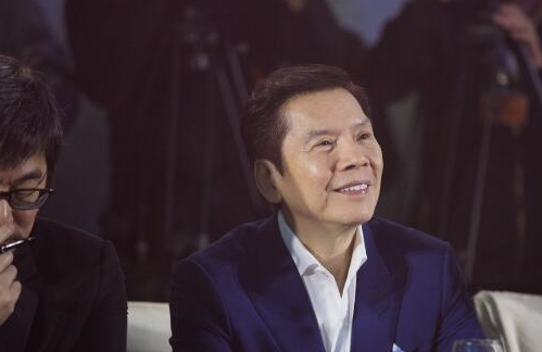 号称"黑帮大元帅",是新义安幕后大佬,曾用40分钟打赢一黑帮!