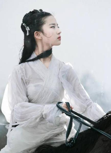 刘亦菲"雨中骑马戏"为何被删?当看到她后背那刻,全明白了!