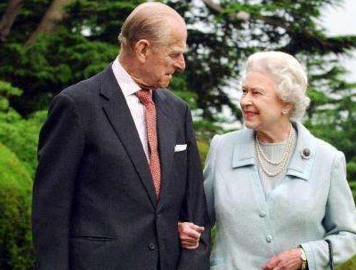 如今的菲利普亲王和英国女王已经携手走过了70年,这70年的风风雨雨让
