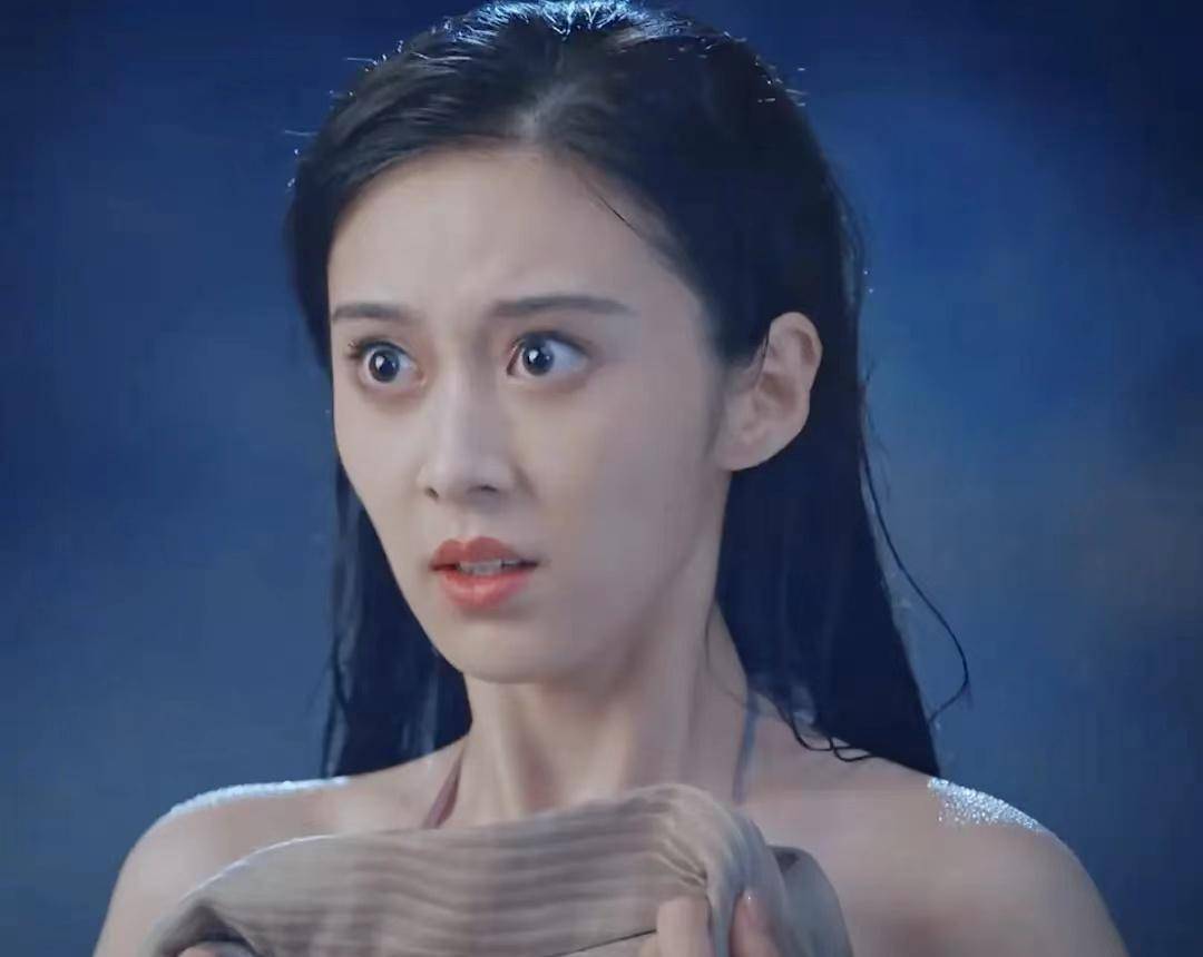 在花轿喜事》中,白冰可饰演女主角杜冰雁,杜冰雁是扬州第一美女,她是