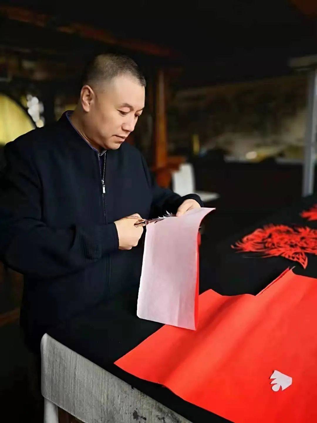 张永忠的剪纸是北派剪纸的典型,他的剪纸素材非常丰富,包括了神灵