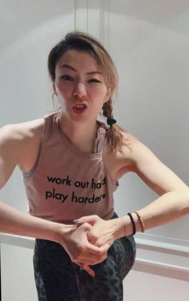 郑秀文晒运动美照,穿背心秀出好身材,香汗淋漓太活力_头发_青春_皮肤