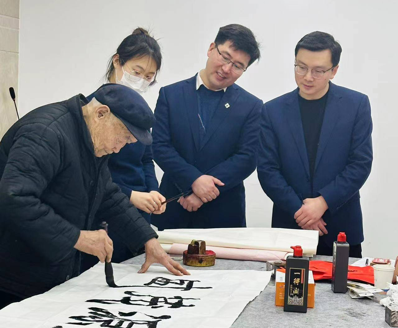 邀请临沂市著名书法家现场泼墨挥毫,为广大客户写春联,送福